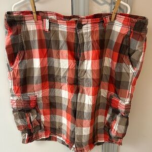Urban Pipeline red plaid cargo shorts size 40